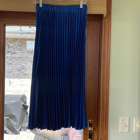 Blue pleated skirt with elastic waist - Picture 3 of 4
